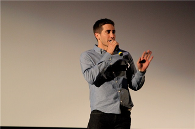Jake Gyllenhaal ' 98 makes a surprise appearance at the end of the show.